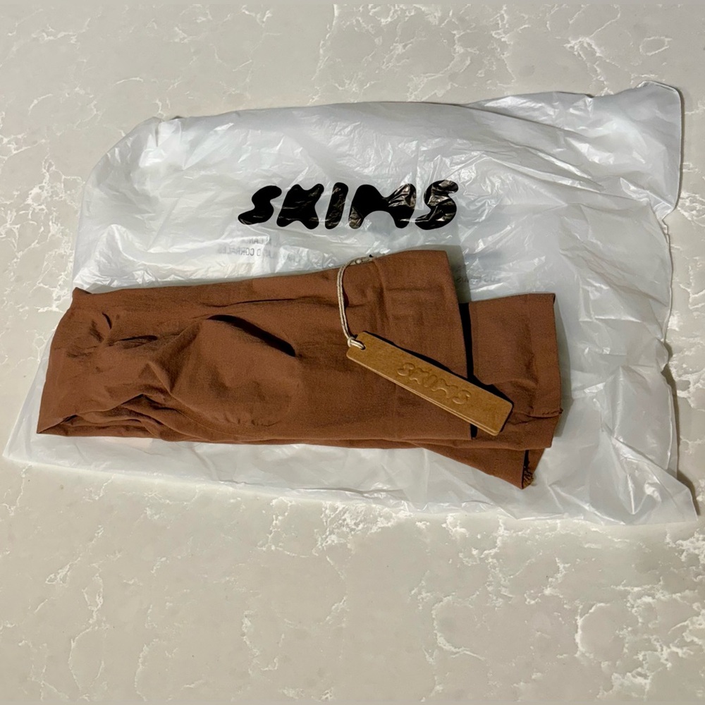 NWT SKIMS Butt Lifting Everyday Sculpt Mid Waist Capri, Size Small